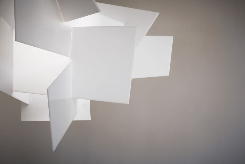 Weiße Big Bang Pendelleuchte von Foscarini, modernes Design mit asymmetrischen Flächen.